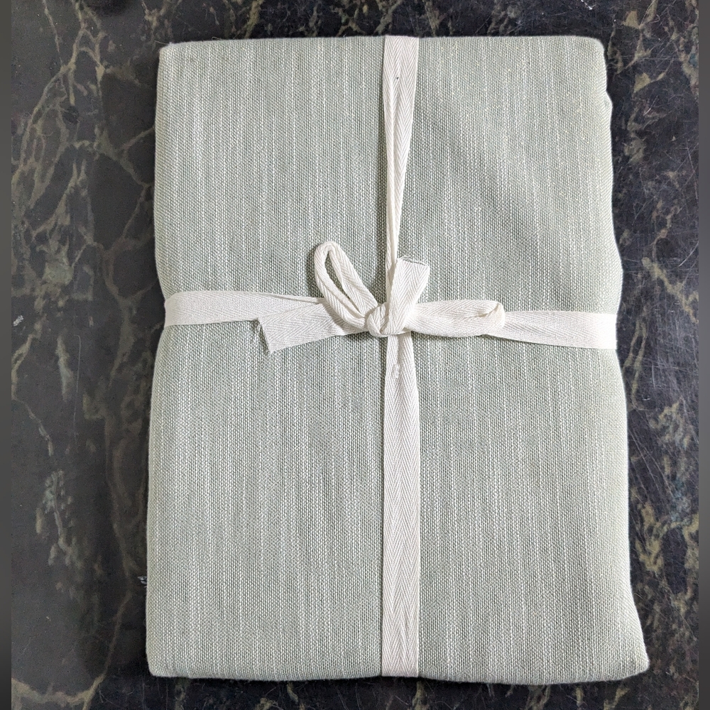 LAURA ASHLEY New Holiday Sage Green Tablecloth Size 60" x 84" Metallic Sparkle